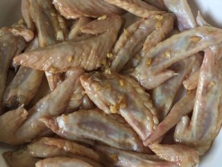3、十味 板筋蒸鸡翅,先把鸡翅放入碟里