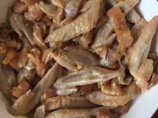 4、十味 板筋蒸鸡翅,再加入板筋一起拌匀