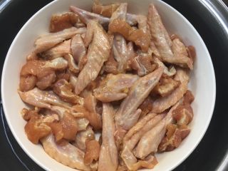 5、十味 板筋蒸鸡翅,热锅烧水至沸腾，再放入鸡翅板筋下锅蒸5分钟