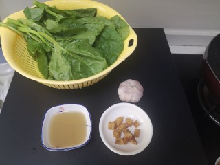 1、蒜泥木耳菜,食材准备好