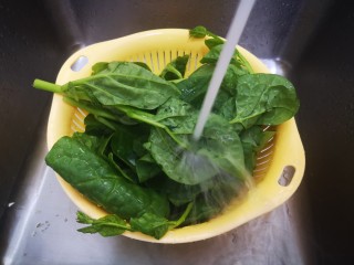 2、蒜泥木耳菜,洗净木耳菜（菜太娇柔洗的时候要轻，力大洗过看似不新鲜）