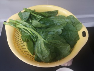 6、蒜泥木耳菜,沥到不滴水（蔬菜易出水，这样减少出更多汁）