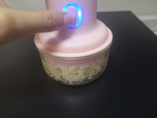 7、蒜泥木耳菜,蒜子弄成茸