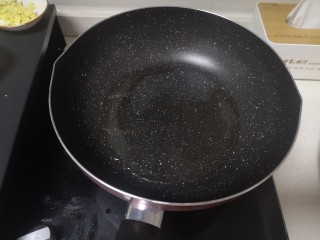 9、蒜泥木耳菜,猪油入锅（比平时炒菜多点量）