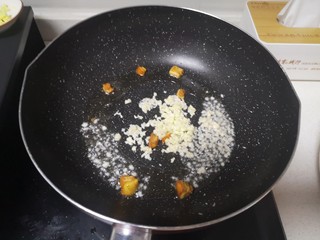 11、蒜泥木耳菜,油热放蒜茸