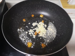 12、蒜泥木耳菜,炒至蒜香味出来