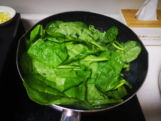 13、蒜泥木耳菜,放入木耳菜