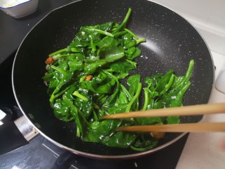 14、蒜泥木耳菜,翻炒均匀