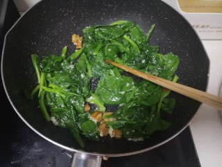 16、蒜泥木耳菜,加适量盐炒均即可