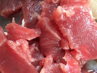 1、爆炒牛杂,牛肉切片用少量盐油腌制几分钟