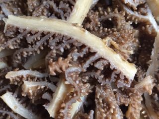 2、爆炒牛杂,牛百叶洗干净后切小段备用