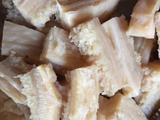 3、爆炒牛杂,牛肚切小段备用