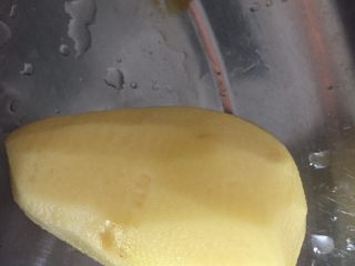 4、爆炒牛杂,土豆洗干净切波浪线