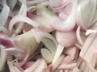 6、爆炒牛杂,洋葱切丝备用