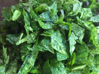 8、爆炒牛杂,切成小段备用