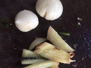 9、爆炒牛杂,生姜切丝，大蒜剁碎备用