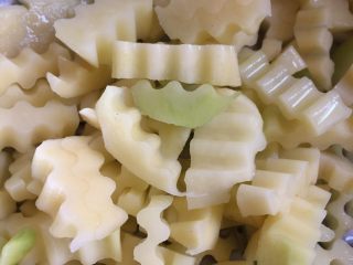 11、爆炒牛杂,用冷水冲一下，沥干水分备用