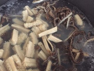 12、爆炒牛杂,牛百叶和牛肚也用开水焯一下，几分钟就起锅