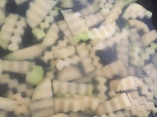 10、爆炒牛杂,起锅盛入水，烧开水倒入土豆，烧八成熟捞出来