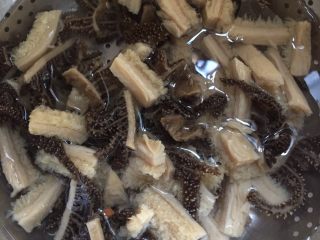 13、爆炒牛杂,用冷水冲洗一下，然后沥干水分备用