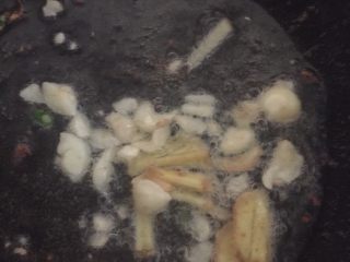 14、爆炒牛杂,大火烧热后热油倒入大蒜生姜翻炒香味