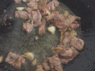 15、爆炒牛杂,然后倒入牛肉翻炒片刻