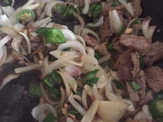 16、爆炒牛杂,接着倒入洋葱辣椒翻炒一下，最后倒入牛百叶，牛肚，土豆，放盐，鸡精，十三香，蚝油，生抽，老抽翻炒一下，最后放入薄荷翻两下就起锅。