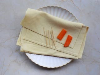 1、凉拌豆皮版花开富贵,准备好所有食材。