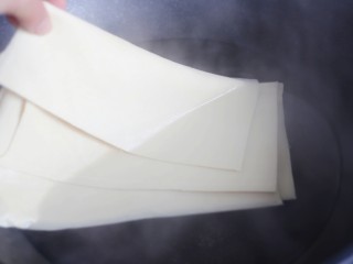 2、凉拌豆皮版花开富贵,干豆腐放沸水中焯1分钟。