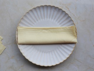 5、凉拌豆皮版花开富贵,取1小张，长边对折。