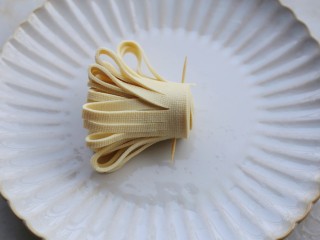 8、凉拌豆皮版花开富贵,卷好的根部用牙签固定。