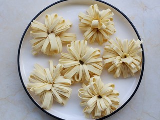 10、凉拌豆皮版花开富贵,全部做好摆入盘中。