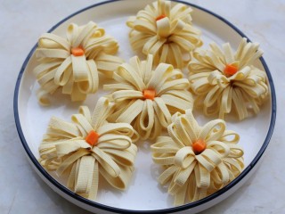 11、凉拌豆皮版花开富贵,每个中间摆放一个胡萝卜丁作为花蕊。