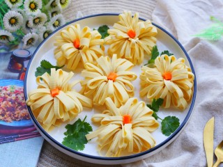 12、凉拌豆皮版花开富贵,盘边缘放上香菜。