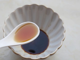 16、凉拌豆皮版花开富贵,1勺香油。