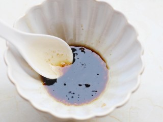 17、凉拌豆皮版花开富贵,搅拌均匀。