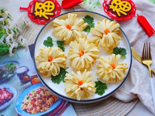 20、凉拌豆皮版花开富贵,寓意吉祥。