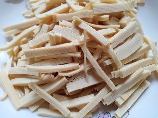 1、凉拌千张,我们这叫豆片，把豆片洗一遍后切成丝，粗细看个人喜好