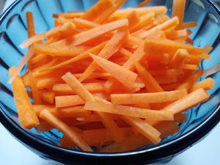 2、凉拌千张,胡萝卜去皮，也切成丝