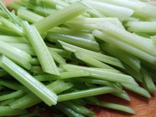 3、凉拌千张,芹菜洗净去掉叶子，斜切成段