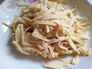 4、凉拌千张,烧开半锅水，放一点盐，水开后放入豆片汆烫一下捞出沥水