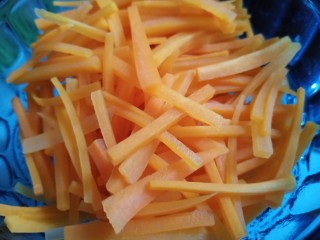 5、凉拌千张,胡萝卜也放热水中汆烫，因为加热过的胡萝卜营养价值才释放出来，但也别烫时间太长，软了不好吃，也是沥干备用