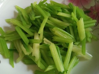 6、凉拌千张,芹菜放入热水锅中，大煮一会，因为芹菜不好熟。三种食材都煮过后放凉，如果着急吃就用清水冲凉。