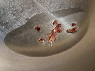 7、凉拌千张,锅内放一点点油，放入花椒粒炸出香味，撇去花椒只用油