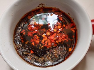 8、凉拌千张,把辣椒油，花椒油，香油，生抽，醋，胡椒粉倒入小碗中拌匀