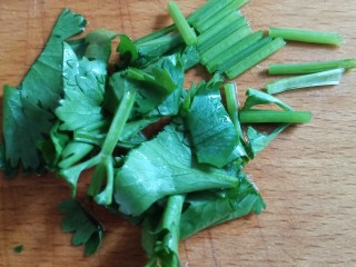 9、凉拌千张,香菜洗净切成小段