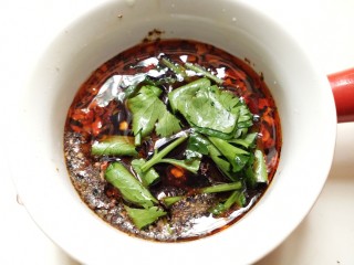 11、凉拌千张,加入香菜末和蒜末，汁就调好了