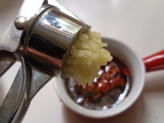 10、凉拌千张,蒜压出蒜泥，网上厨房兑换的这个压蒜器真的挺好用