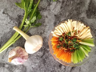 12、凉拌千张,把三种食材码好，把调料汁浇在上面即可