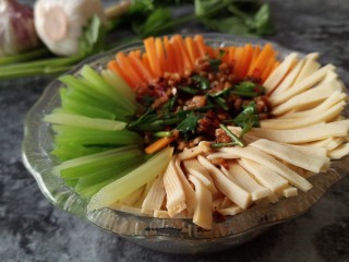 13、凉拌千张,这个菜也叫凉拌三丝，颜值和味道都在线的一道凉菜